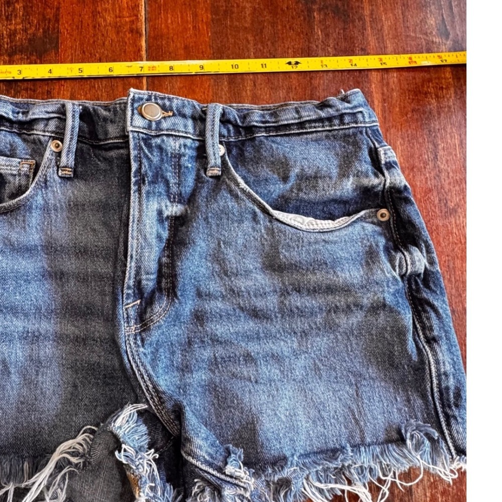 Good American Denim Cut Off Shorts Medium Wash Distressed Frayed Hem Size 4 27 - Picture 4 of 10